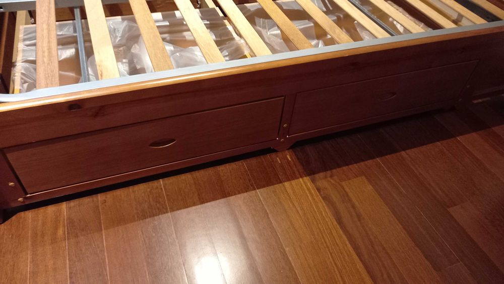 Quarto de casal com duas mesinhas de cabeceira + 4 gavetões