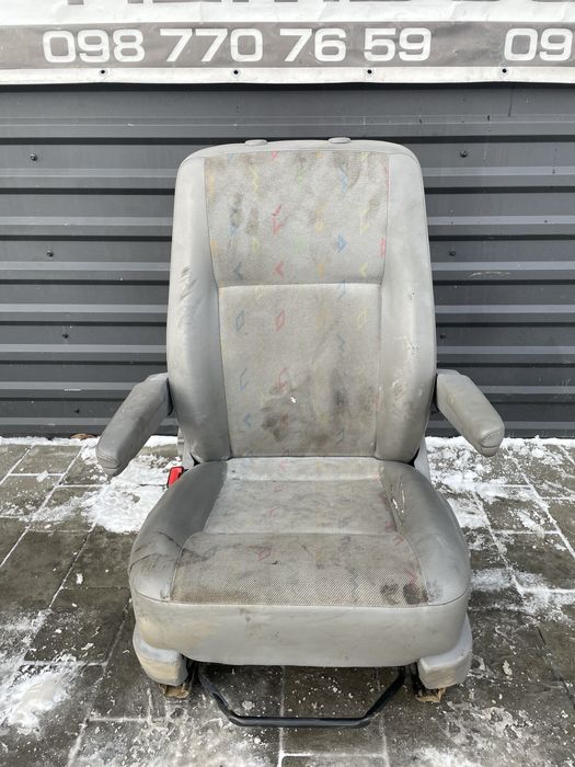 Сидіння переднє ліве / водійське Volkswagen T5  з підлокітниками