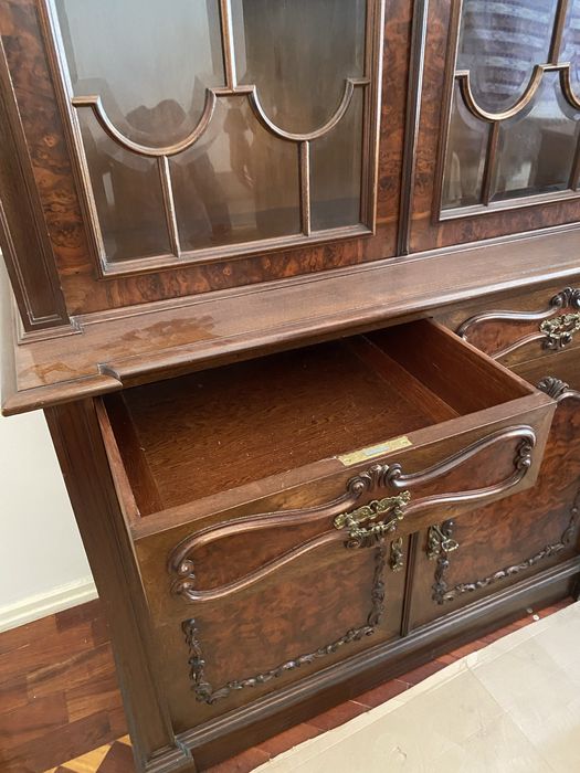 Cristaleira de Madeira Maciça