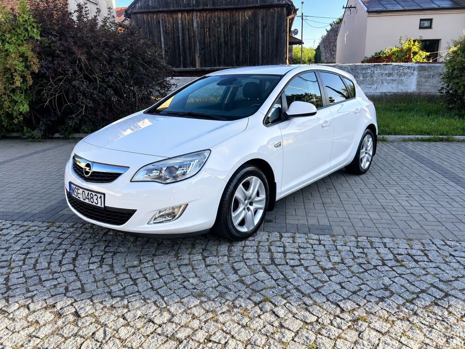 Opel Astra J 2011r. 1.6 benzyna 115KM