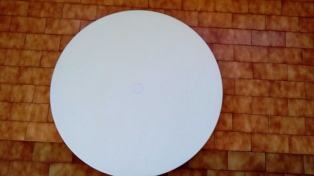 mesa com  três cadeiras e desmonta-se