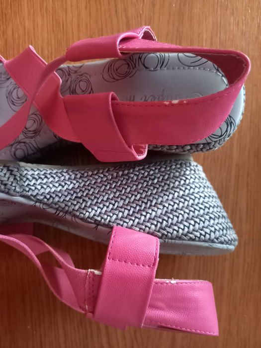 Sandalias cor de rosa choque