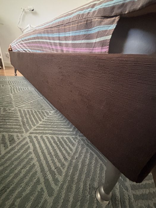 Cama grande com colchão