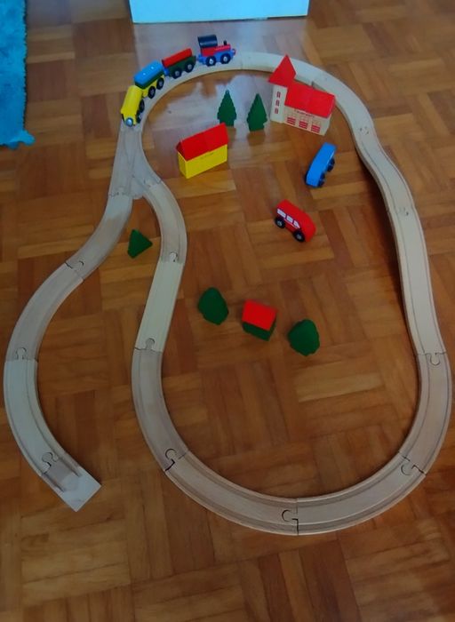 Pista de comboio em madeira