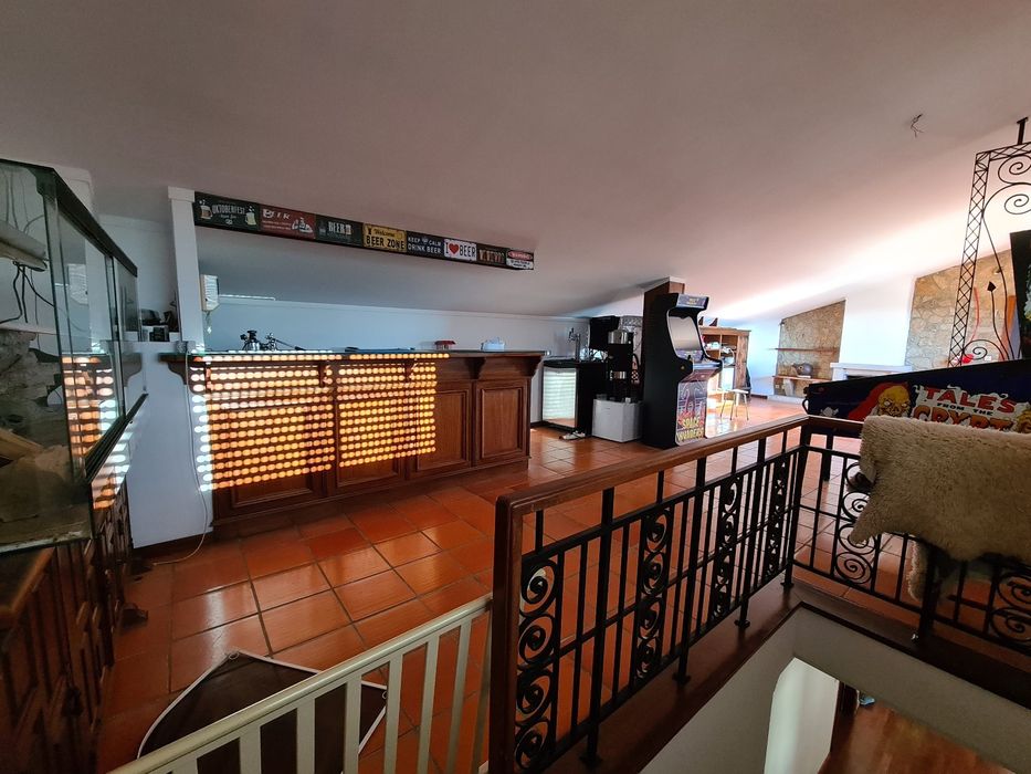 T4 Duplex, 227m², terraço, garagem fechada para 2 carros.