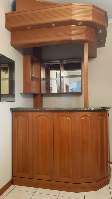 Bar de canto em madeira faia e balcão em mármore verde de Guatemala
