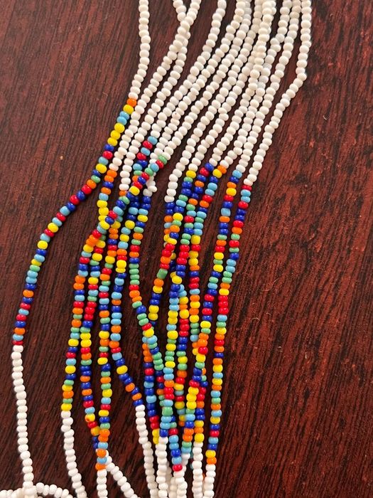 Намисто з бісеру та брошка