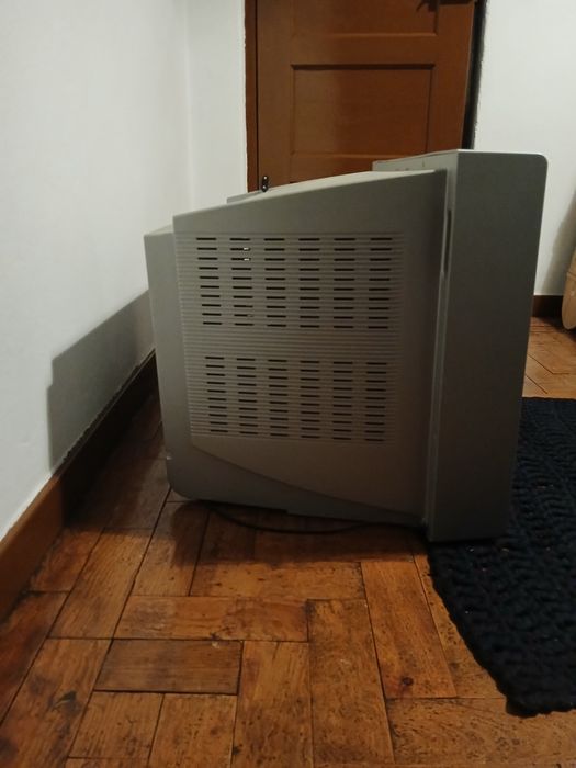 Televisão Sanyo cinza