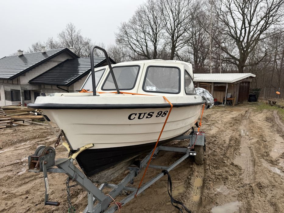 Łodz motorowa kabinowa