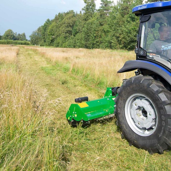 Kosiarka z 28 bijakami młotkowymi, o szerokości roboczej 1,75 m