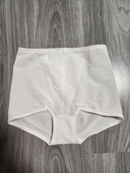 Высокие трусы легкая утяжка / корректирующее белье