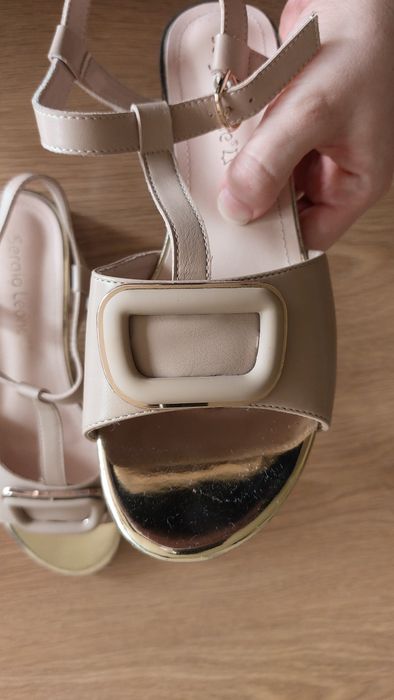 Beżowe sandałki na słupku