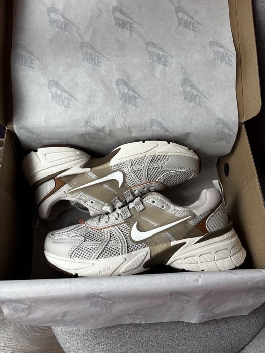 Nike V2K Runtekk Grey Brown трендові жіночі кросівки найк в2к рантек