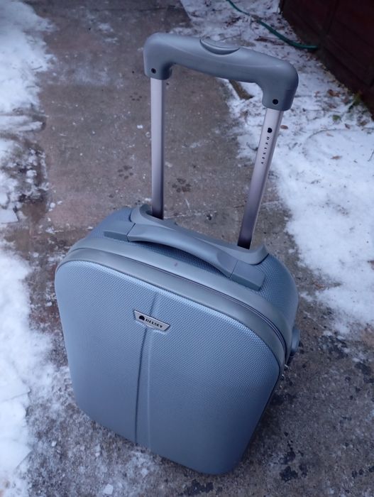 Srebrna walizka kabinowa DELSEY 48cm na dwóch kółkach z poliwęglanu