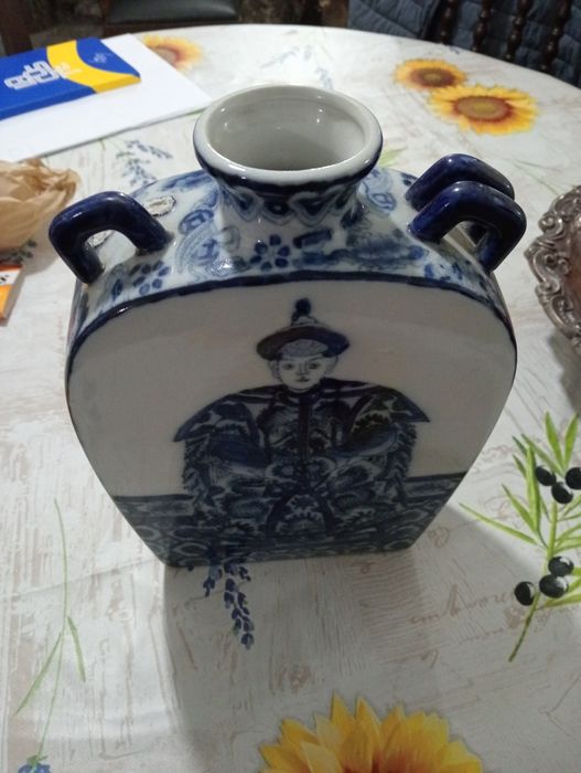 Porcelana chinesa com pequeno defeito visto na foto