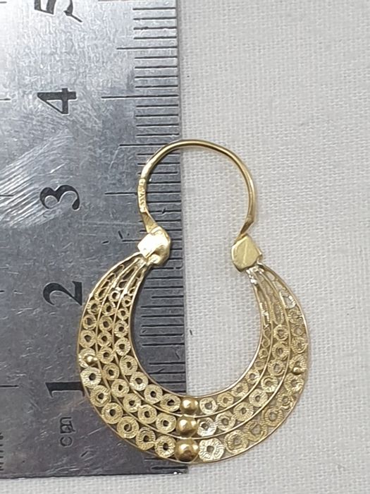 Arredadas argolas ouro