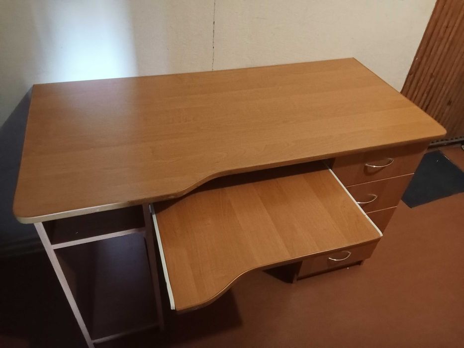 Продам комп'ютерний письмовий офіційний  стіл б/в