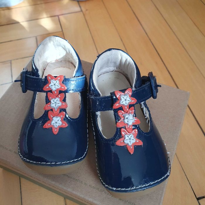 Sandałki dla dziewczynki.