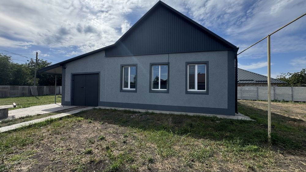 Продаж будинку у центрі Орлівщини , ремонт , гараж , ділянка 10 соток . По домовленісті співпрацюємо по державній програмі .