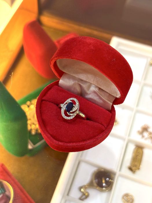 Złoty pierścionek z szafirem i brylantami