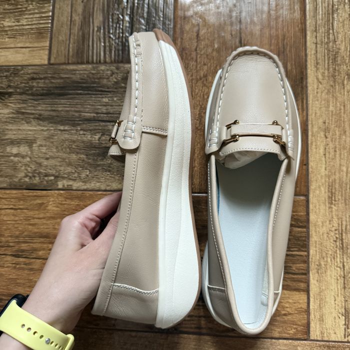 Жіночі бежеві мокасини/сліпони зі штучної шкіри з металевою фурнітурою