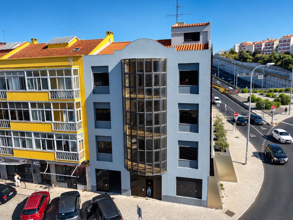 Vende-se Predio Portas-Benfica.