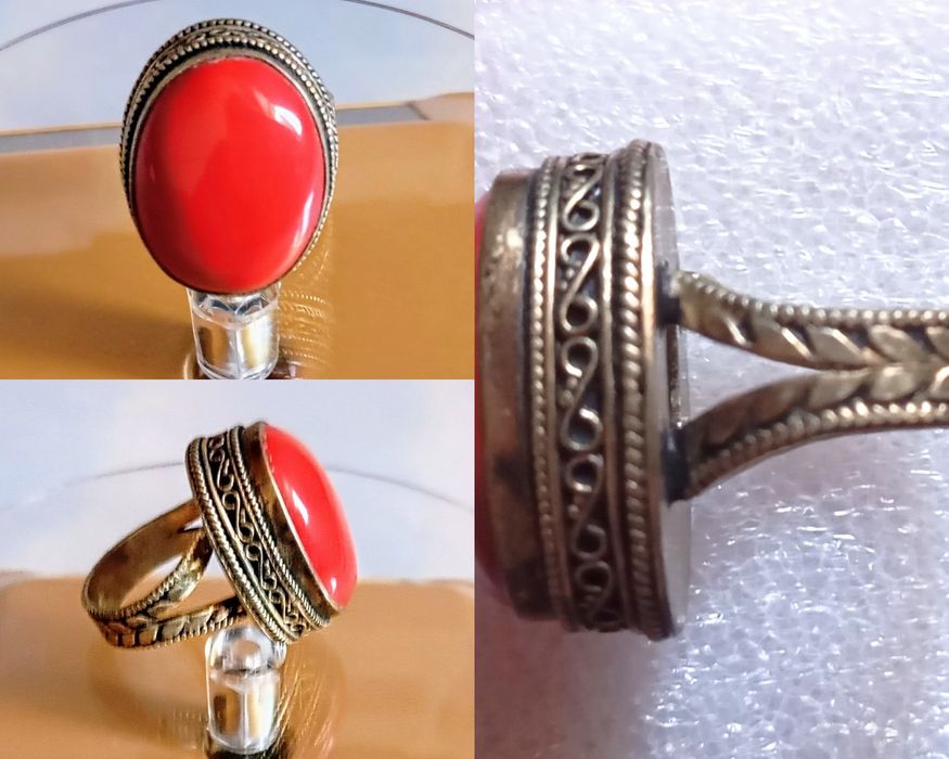 Anel com coral vermelho.