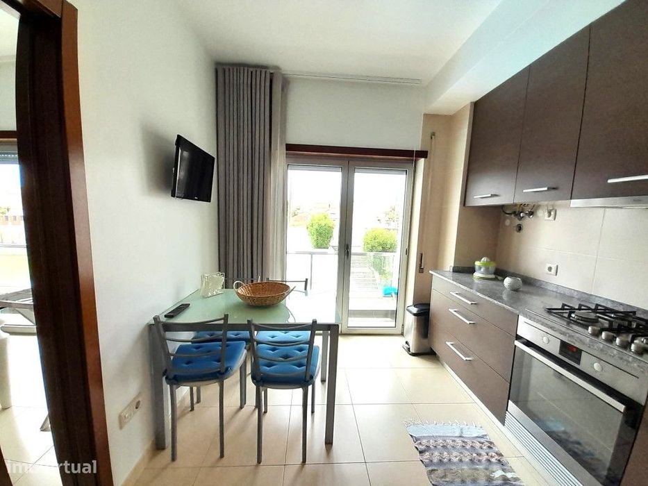 Apartamento T2 para arrendar ao ano, condomínio com piscina e lugar...