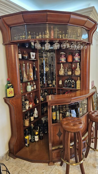 Bar com 2 bancos, cerejeira.