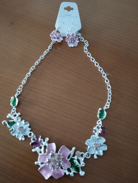 Alfinetes brincos e colares