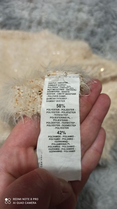Piękny elegancki sweter z cekinami mieniący