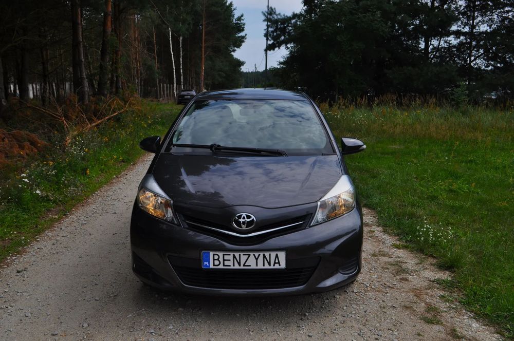 Toyota Yaris 1.0 VVT-i Style 69KM NAVI serwis HAK kamera ALU15 tablet