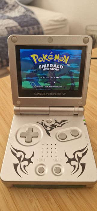 Pokémon Emerald / GameBoy Advanced SP
 Apenas faco negócios pessoalmente.

Preço ligeiramente negociável.