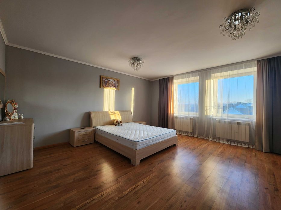 Простора однокімнатна квартира з євроремонтом, меблями та технікою