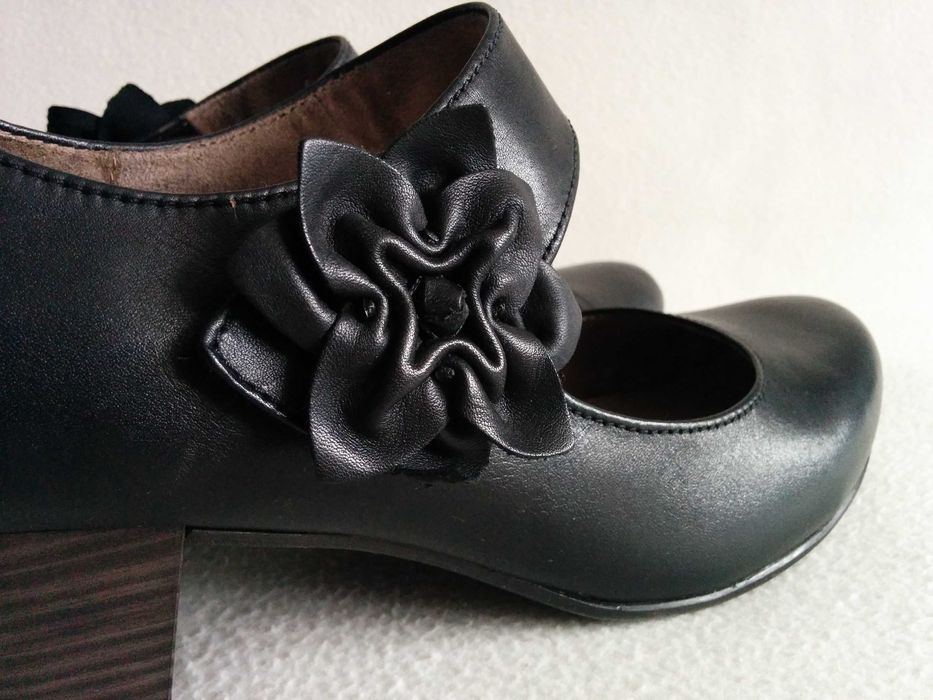 TAMARIS czółenka ze skóry naturalnej z kwiatem- buty na niskim obcasie