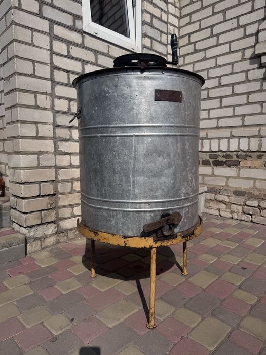 Продам медогонку на 4 рамки.