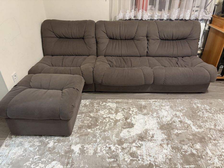 Диван у вітальню з додатковим пуфом не розкладний