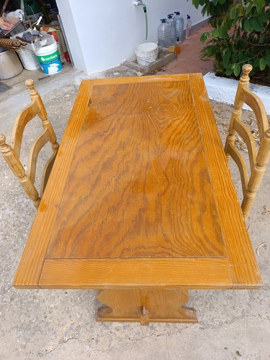 Mesa e  duas cadeiras