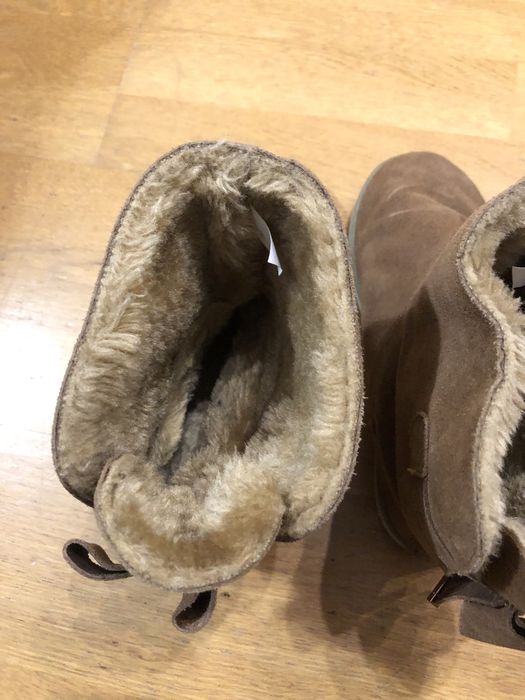 Botas com pêlo castanhas