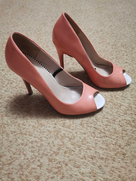 Туфлі жіночі,лаковані.
