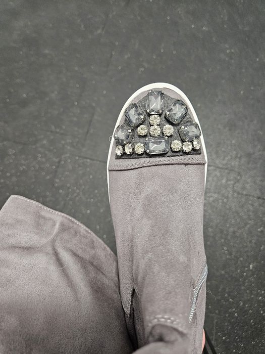 Piękne buty na koturnie letnie kozaki zamszowe z dżetamia