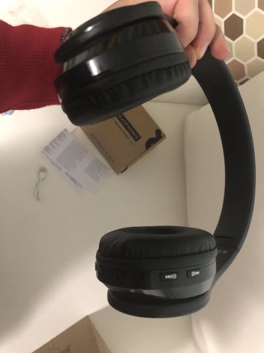 Нові бездротові навушники чорні складні