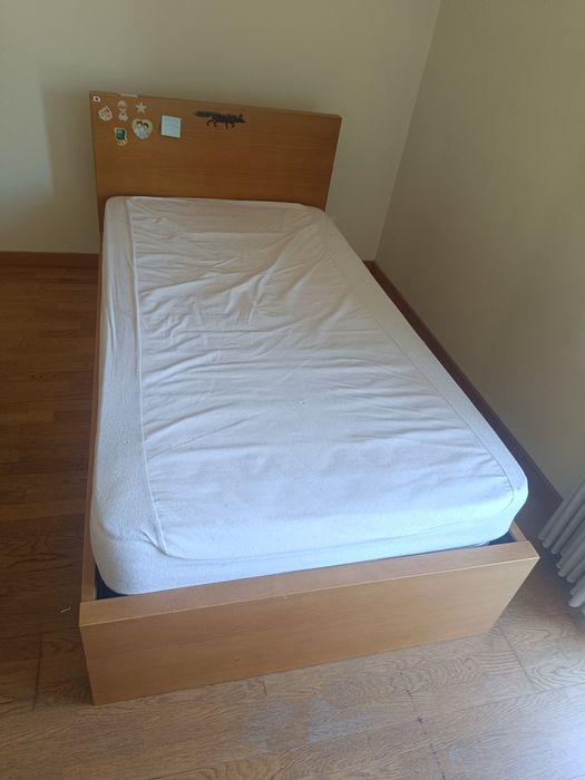 Quarto solteiro com cama dupla e mesa cab
