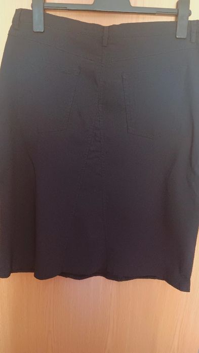 Saia preta com bolsos