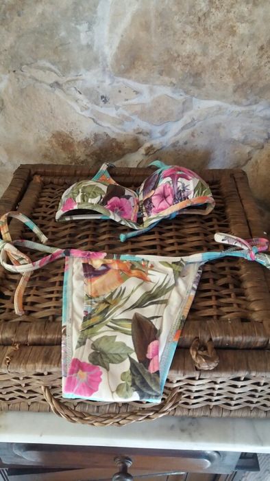 Biquini florido Tamanho  S/M./