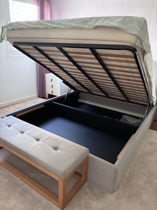 Cama, colchão, banqueta e tapete