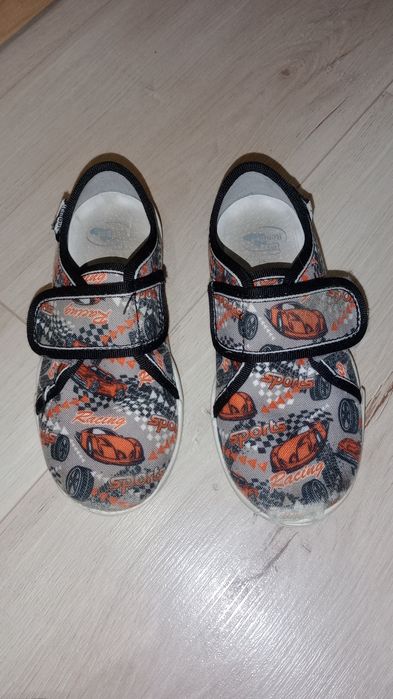 Kapcie tenisówki dla chłopca Renbut 26 skórzana wkładka auta