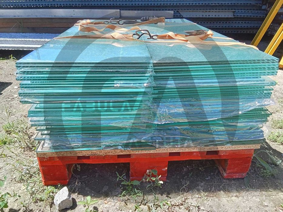 Vidro transparente com aresta polida