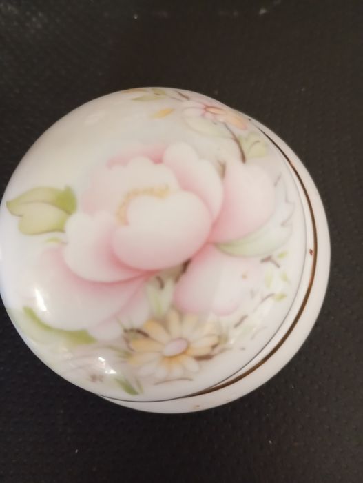 Spodart Porcelain Box
Approximately 7 cm in diameter, base with 4 cm diameter