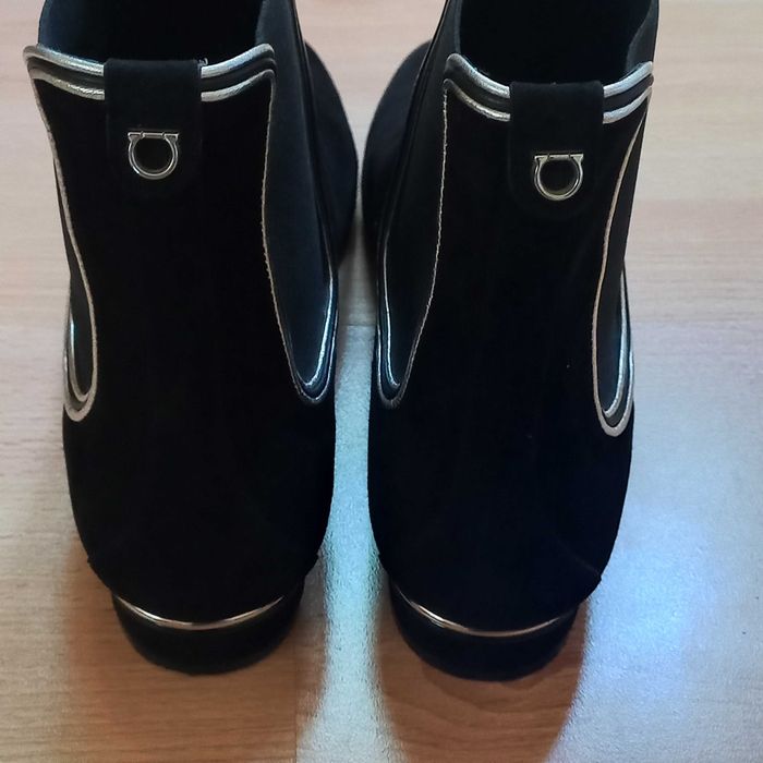 Botins pretas, da marca Salvator Ferragamo.
